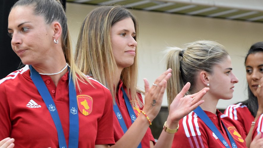 Louise Cid (au centre), lors de la remise officielle du trophée de championnes de France de D2, sur la place de la Cité, le 6 juin.