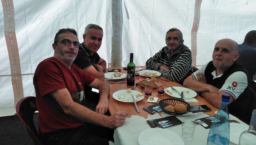 En compagnie de leurs amis, Michel et Sébastien Bras, les célèbres chefs  du restaurant du Suquet, ont dégusté les tripous de Coubisou.