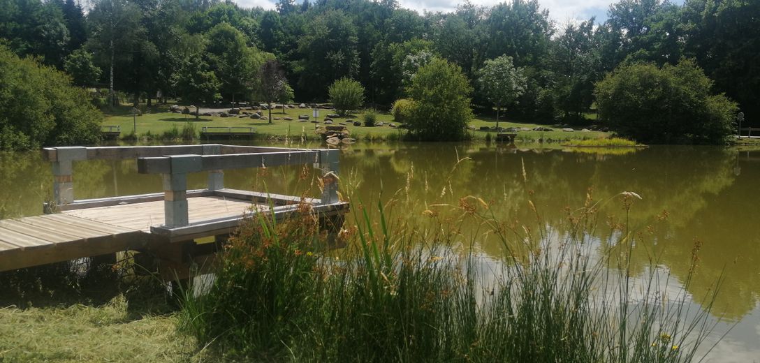 Le lac et le site aménagé de la Fage.