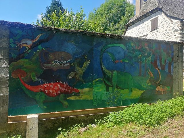 Longez respectueusement le mur des dinosaures.