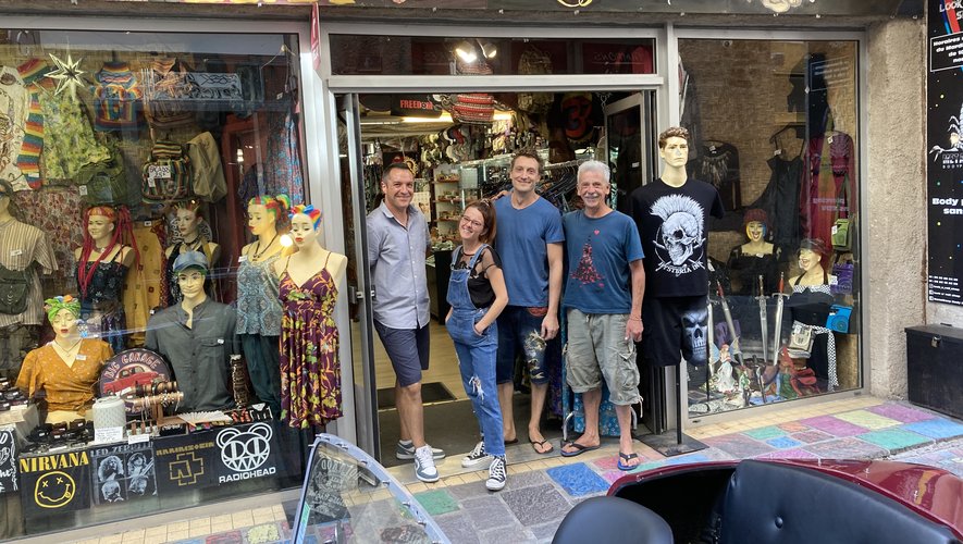 Philippe Vielle, le fondateur de Look'n'Roll shop, entouré de sa famille, rue de Bonald. 