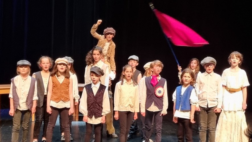 Le groupe juniors, lors de leur représentation des "Misérables".