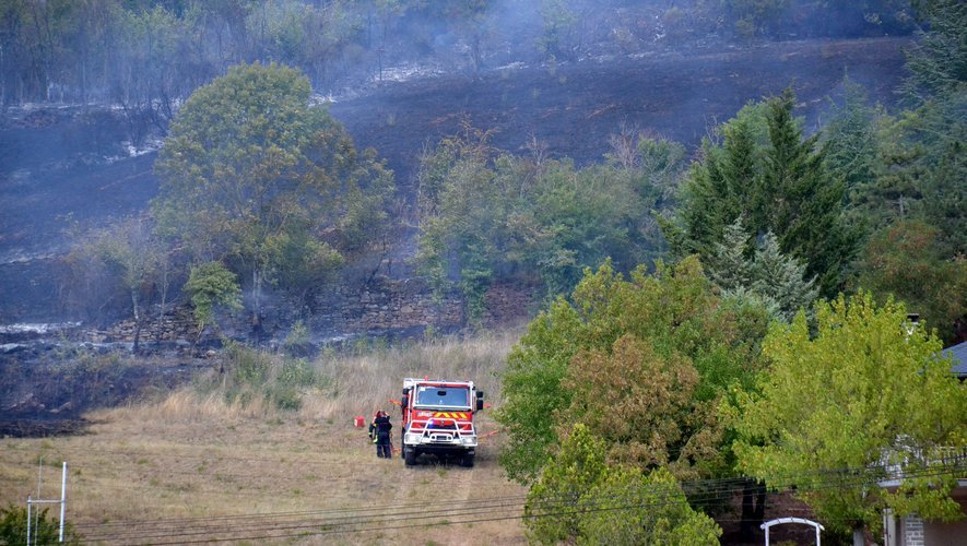 Les flammes sont passées très près des habitations samedi 27 août.