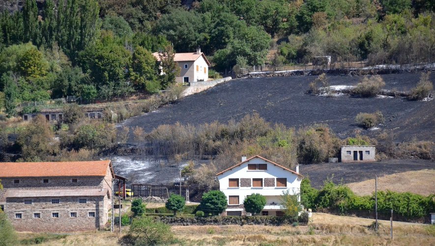 Au lendemain de l'incendie, on voit que le feu n'était qu'à quelques mètres des maisons.