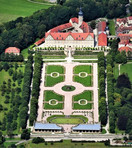 A la découverte des jardins de la Renaissance, de l’Angleterre à la Hongrie et de l’Allemagne au Portugal. 
