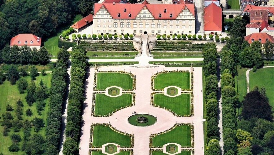 A la découverte des jardins de la Renaissance, de l’Angleterre à la Hongrie et de l’Allemagne au Portugal. 
