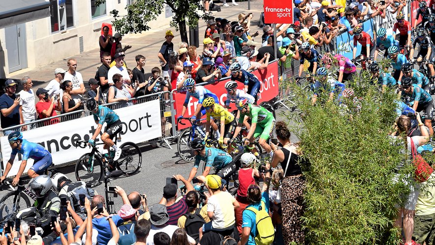 Un départ d'étape du Tour de France en juillet. 