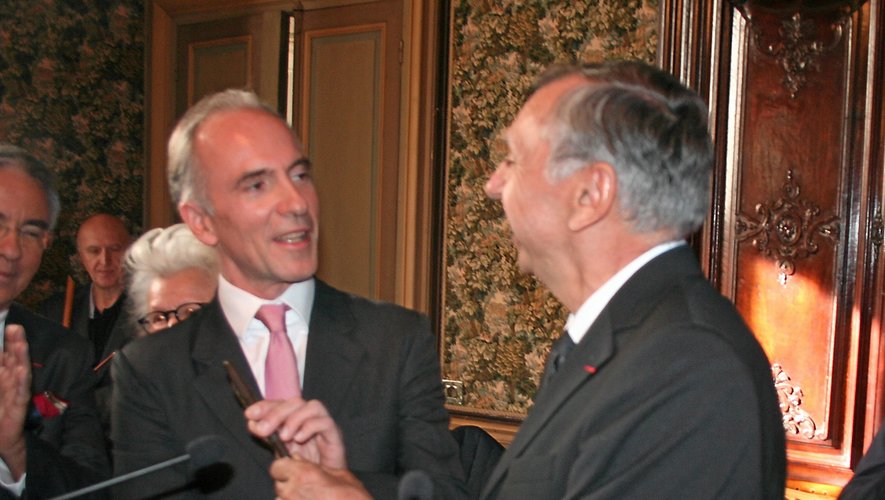 L'ancien président du Conseil départemental, Jean-Claude Luche, remettant la clef du palais épiscopal  à Mathias Echène., en 2016. 