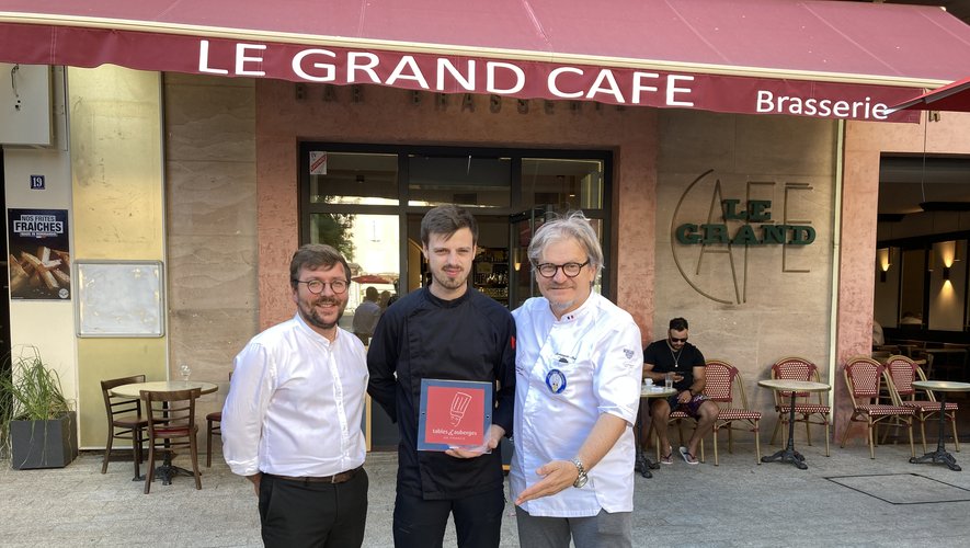 Christophe Stuber remettant le label au cuisinier du Grand Café, place de la Cité à Rodez. 