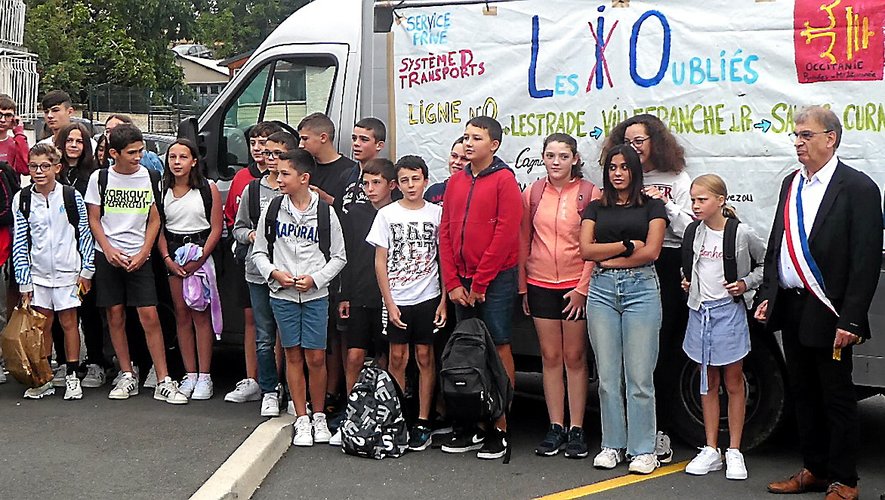 Le maire de Salles-Curan près des collégiens devant  le « bus scolaire solidaire ».
