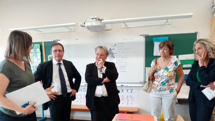 De gauche à droite : la directrice Anne-Laure Balmette, le maireJean-Philippe Keroslian, la préfète Valérie Michel-Moreaux, l’inspectrice de l’EN Anne Lalanne et la Dasen Claudine Lajus.