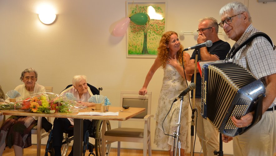 Katerina Maretta, centenaire, accompagné du maire de la directrice et de l’accordéoniste.
