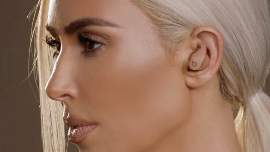 Ces écouteurs sans fil, signés Kim Kardashian, sont d'ores et déjà disponibles moyennant 229,95 euros.