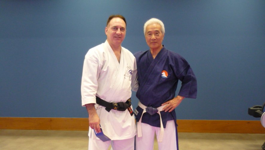 Jean-Pierre Kolimaga aux côtés du plus haut gradé actuel en France, Hiroo Mochizuki, 10e Dan, fondateur du Yoseikanbudo.