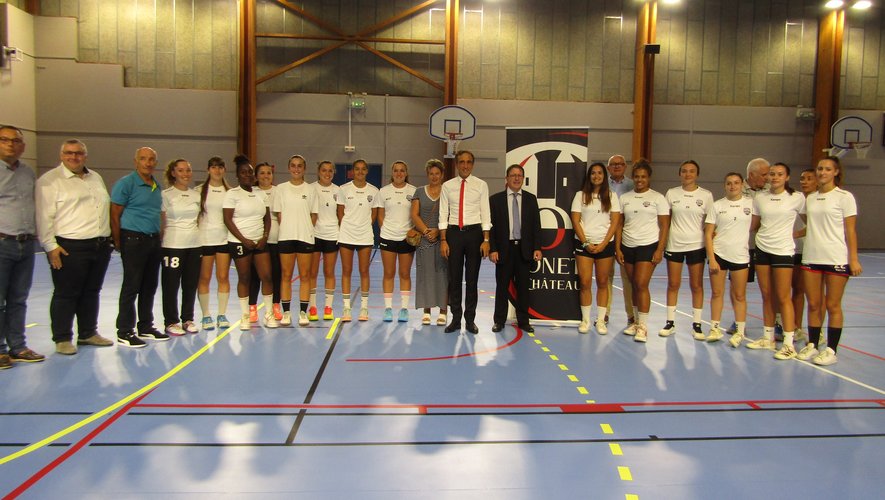 Les élus avec l’équipe-phare du ROC Handball