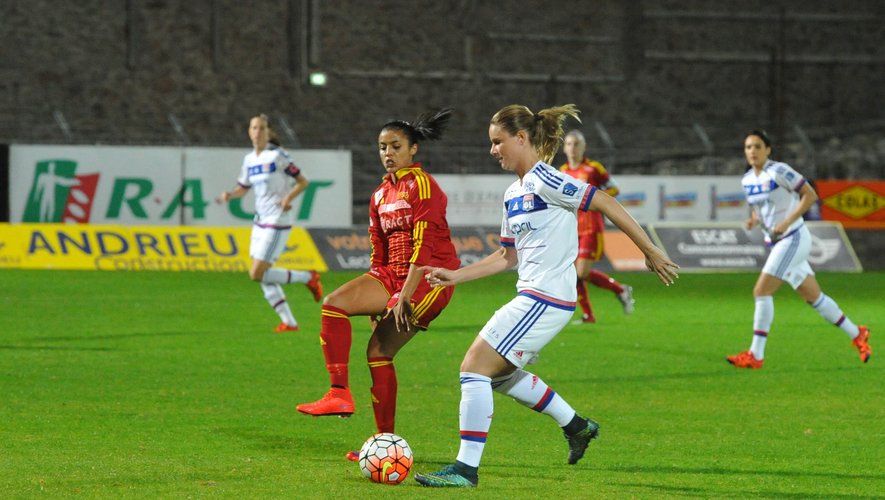 La Ruthénoise Sofia Guellati au contact avec l’internationale Amandine Henry, lors de la 9e journée de D1 de la saison 2015-2016. Lyon s’était imposé 6-0 sur la pelouse de Paul-Lignon.
