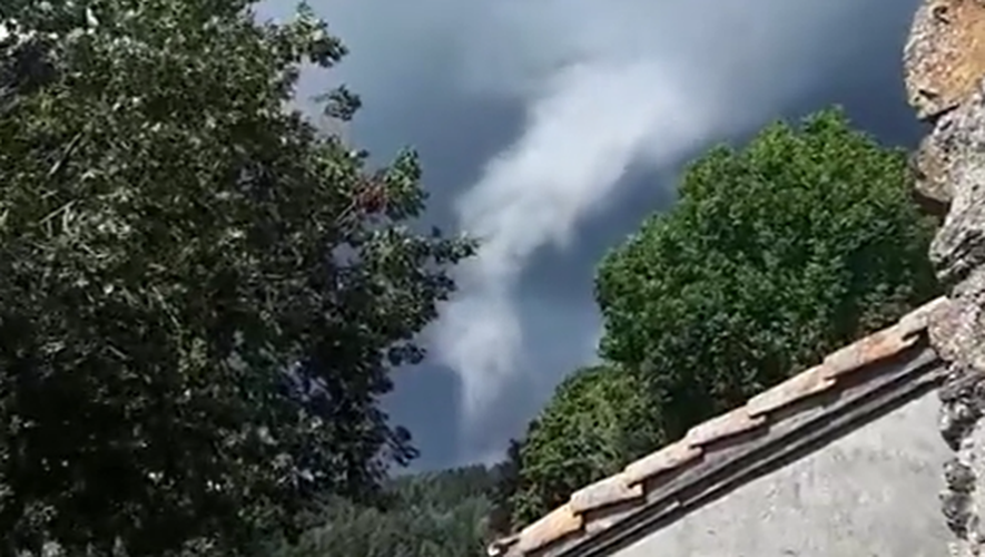 La tornade a été filmée à Clavières, à la frontière entre la Lozère et le Cantal.
