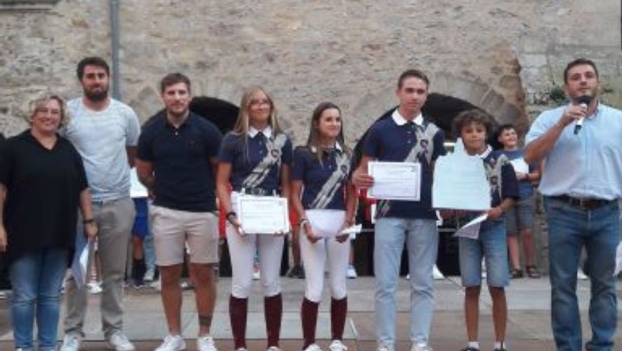 Le trophée collectif pour les jeunes cavaliers de l’élevage d’Acoeur, 9e aux championnats de France CSO.