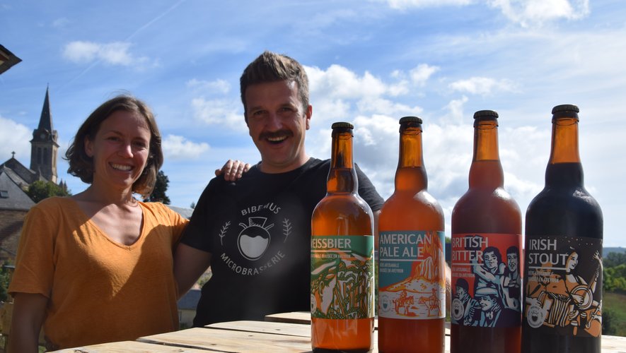 Margaux et Julien avec leurs bières qui invitent au partage et au voyage, sourire en prime !