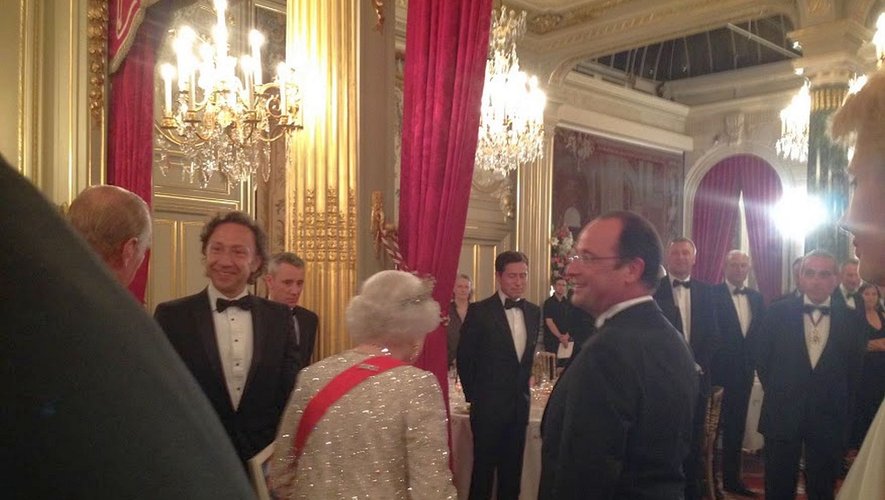 Jacques Godfrain n'a été autorisé à prendre en photo de la reine que de dos en 2014. Elle était entourée de François Hollande et Stéphane Bern.