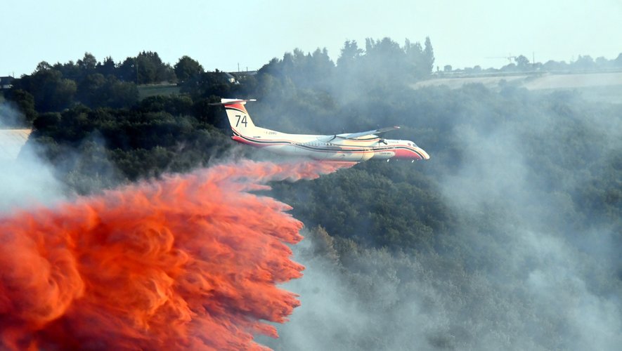 25 véhicules des pompiers sont mobilisés à Capdenac-le-Haut avec un avion bombardier d'eau.