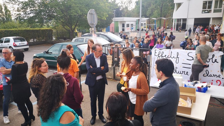 Le maire de Rodez, Christian Teyssèdre, et des élus de l'opposition sont venus soutenir les parents mardi matin. 