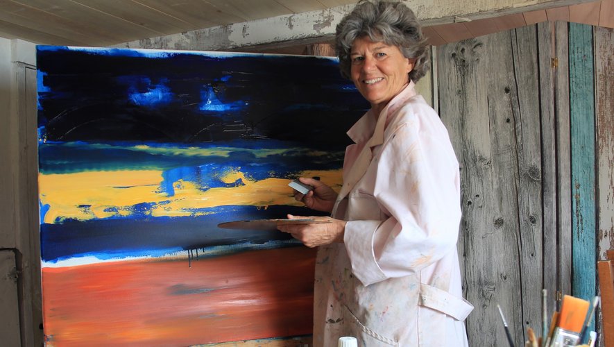 Isabelle Bos en pleine action  dans son atelier d’artiste peintre.