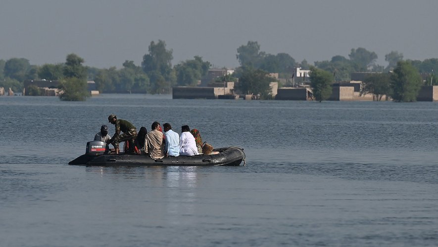 Des membres de la marine pakistanaise participent à une opération de sauvetage dans la ville de Mehar inondée après de fortes pluies de mousson dans le district de Dadu, province de Sindh, le 9 septembre 2022.