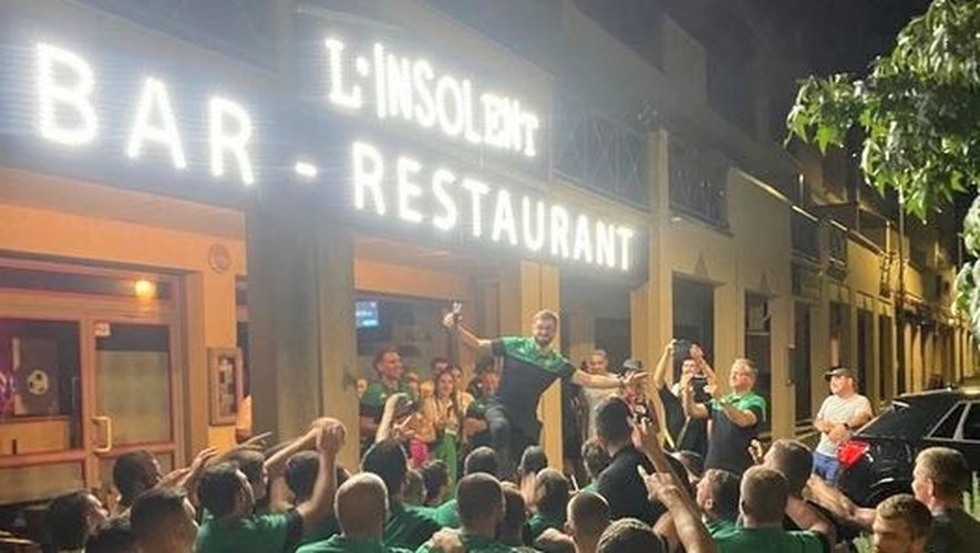 Les joueurs de LSA XV fêtant leur victoire sur la terrasse de "L’Insolent".