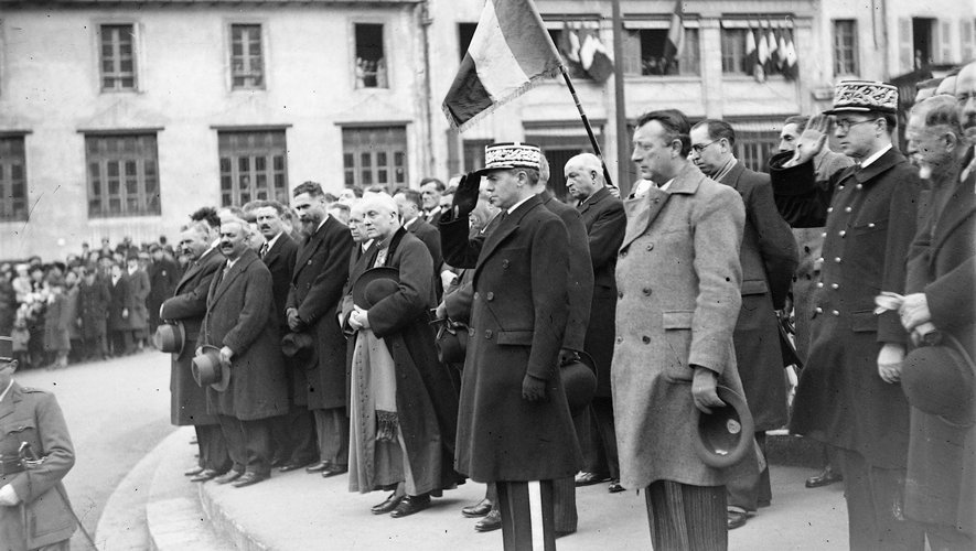 Le préfet Jean Moulin,  lors d’une cérémonie place d’Armes, à Rodez, le 1er novembre 1938, à l’occasion du 20e anniversaire de l’Armistice de 1918.