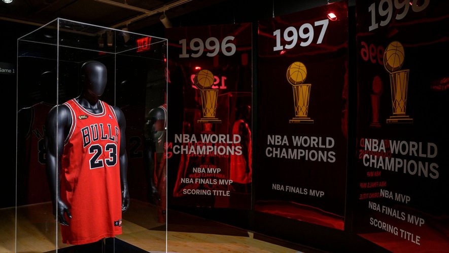 Sotheby's a vendu 10,1 millions de dollars le maillot de Michael Jordan porté lors de son dernier titre victorieux en NBA, en 1998.