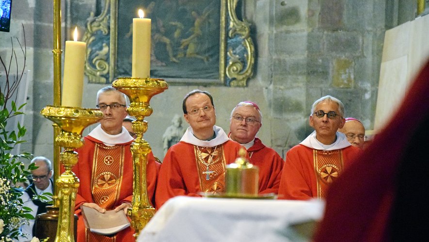 Le père Luc Meyer, ici au centre, a été ordonné évêque de Rodez et de Vabres.,  en présence d’une vingtaine de ses homologues venus pour l’occasion en la cathédrale de Rodez.