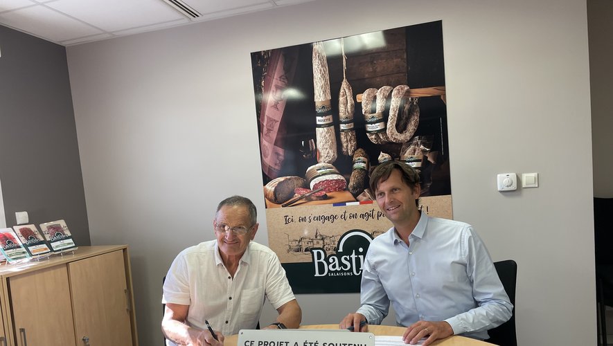 Michel Delpech et Nicolas Tournois  lors de la signature de l’aide à l’immobilier.