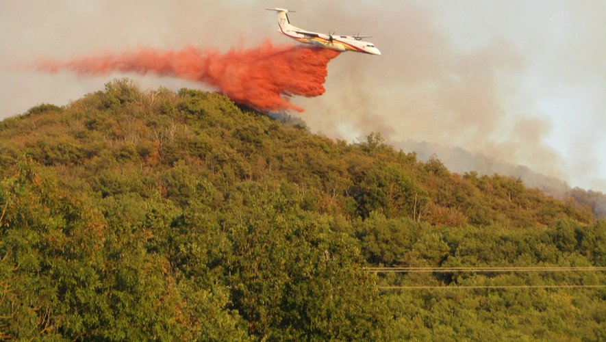 Les pompiers ont été aidés par des moyens aériens.