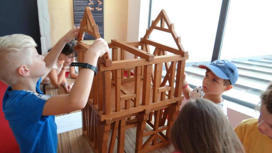 À l’Ancre, les enfants ont bâti collectivement une maquette  de maison en pan de bois.