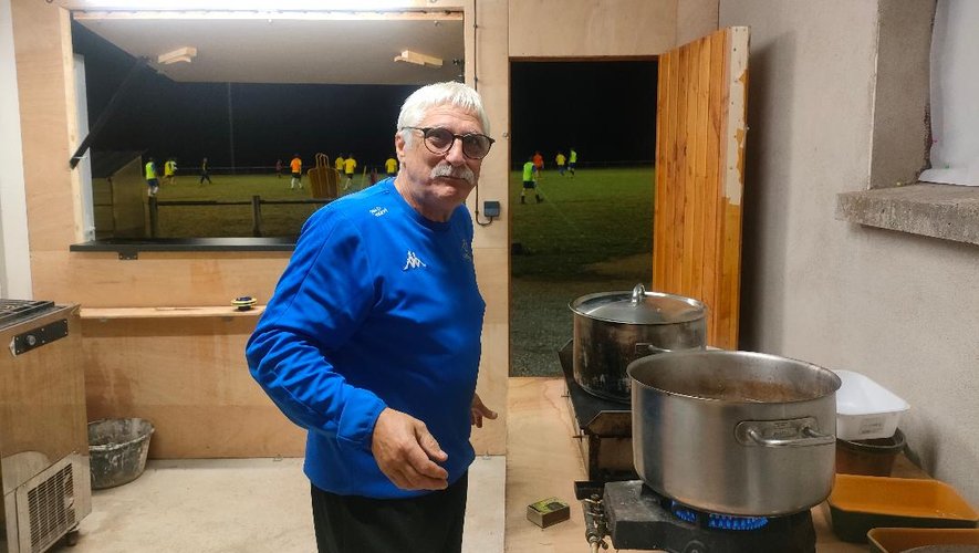 Le coach Roger Cervantes prépare la daube de sanglier d’après entraînement pendant que ses ouailles officient sur le terrain, mercredi dernier.