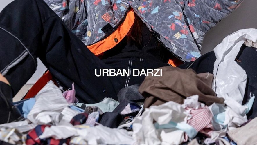 Le label Urban Darzi revalorise tous les déchets qu'elle peut trouver en les transformant en objets du quotidien, dont des vêtements.
