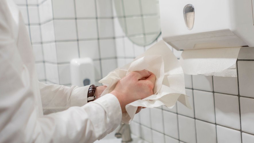 Un homme sur deux estime que l'utilisation des sèche-mains électriques peut entraîner un risque pour la santé