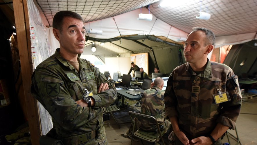 Le lieutenant-colonel Moro à gauche de l'armée espagnole et le lieutenant-colonel Stéphane du 5e régiment d'hélicoptères de combat basé à Pau.
