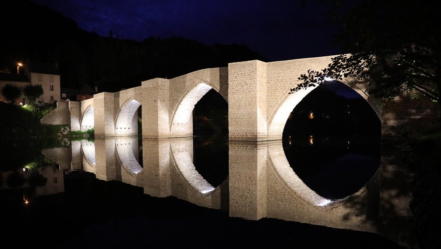 Illumination du pont d’Entraygues sur Truyère réalisée par SLR.  DR.