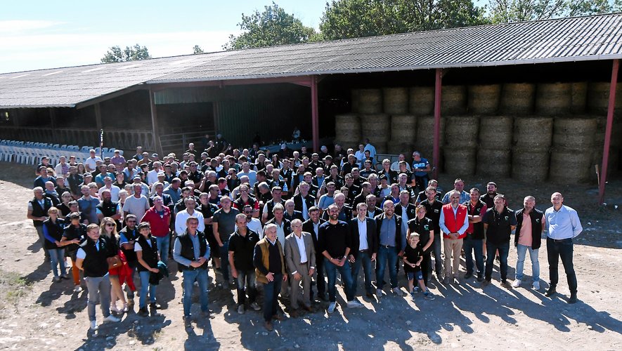 Une partie des éleveurs de veau d’Aveyron et du Ségala s’est retrouvée autour du directeur général d’Auchan, Philippe Brochard, venu en visite dans une ferme du Tarn.