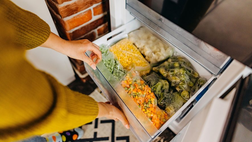 Mieux vaut empiler les aliments congelés pour optimiser la conservation au froid, contrairement aux aliments entreposés dans le frigo