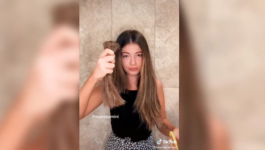 La chanteuse Donya Dadrasan a coupé des mèches de cheveux en guise de protestation contre l'arrestation et le décès de Masha Amini.