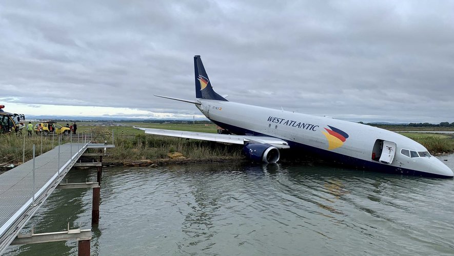 Le nez du Boeing 737 immergé dans l'étang de Maugio.