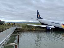Le nez du Boeing 737 immergé dans l'étang de Maugio.