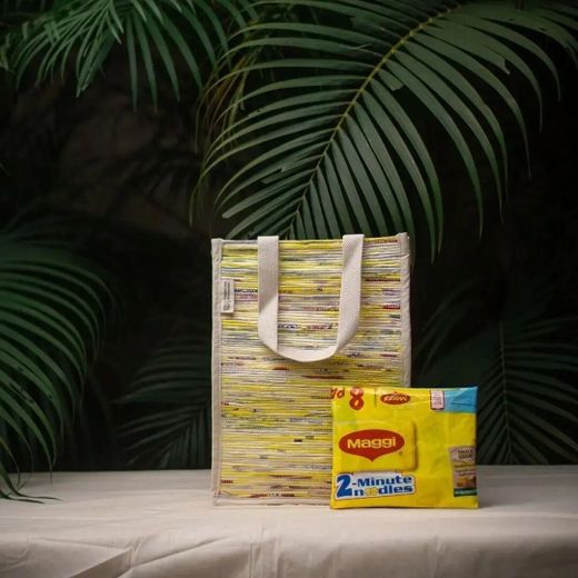 EcoKaari conçoit des sacs à partir d'emballages, dont des paquets de chips ou de nouilles instantanées.