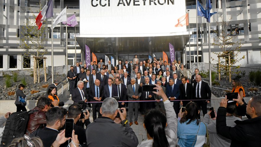 Près de 300 personnes ont participé ce lundi après-midi à la cérémonie.  En guise de symbole, c’est avec un couteau de Laguiole que le président Dominique Costes a coupé le ruban.