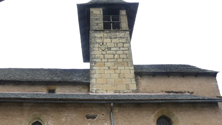 La toiture refaite des chapelles latérales de l'église de  Ceyrac.