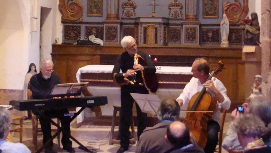 Grande complicité entre les musiciens en l’église de Mousset.