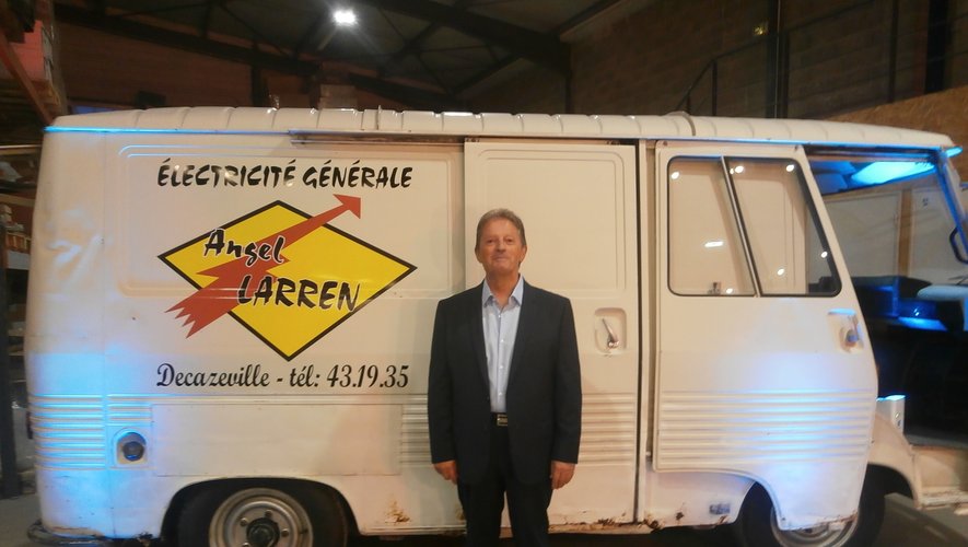 Julien Larren posant devant la réplique du fourgon utilisé par l’entreprise à ses débuts, dans les années 1970.